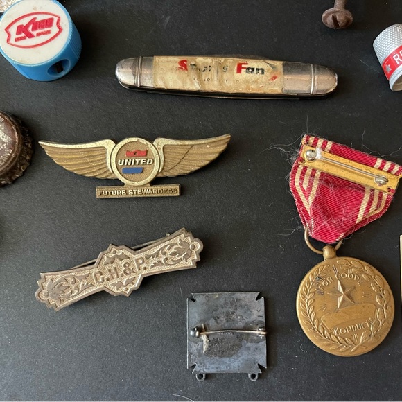 Vintage lot of Eyeglasses & Bottle Caps & Knick Knacks & Beer Memorabilia - Picture 7 of 8
